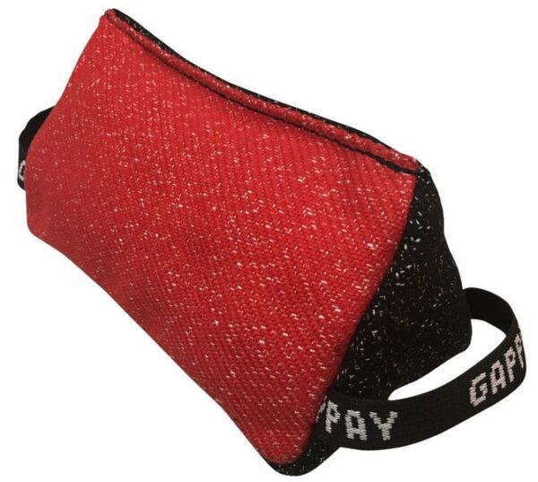 Mordedor triangular Gappay rojo y negro de Nylcot con dos asas de cinta