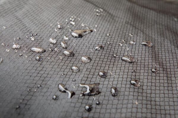 Gotas de agua sobre la tela impermeable de la funda Dirtbag