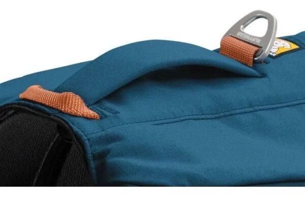 Detalle del asa acolchada y el anillo en V de aluminio de la mochila Ruffwear