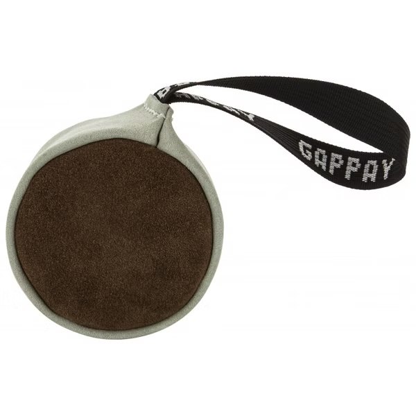 Pelota de cuero Gappay de 11 × 6 cm con cara afelpada café, borde gris y asa de cinta negra